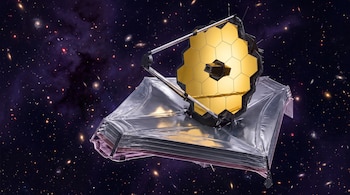 Telescopio espacial con espejo segmentado dorado y parasol plateado sobre un fondo espacial oscuro con estrellas y galaxias.