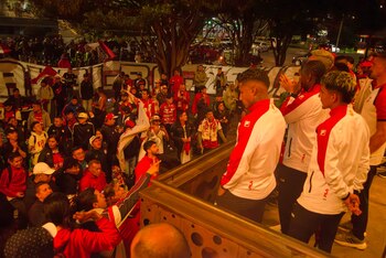 Así fue el banderazo de la hinchada de Independiente Santa Fe en el hotel de concentración de la nómina profesional - crédito @SantaFe / X