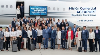 Un grupo de más de 35 empresarios con vestimenta de negocios posa frente a un avión blanco, con dos personas en las escaleras y maletas en el suelo.