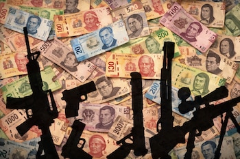 Sombras de rifles y pistolas sobre un fondo lleno de billetes de pesos mexicanos de diferentes denominaciones y colores.