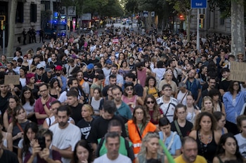Cientos de personas durante una concentración en apoyo a Maricarmen en Barcelona. (Lorena Sopêna / Europa Press)