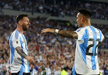 Lionel Messi y Lautaro Martínez son los otros dos argentinos que podrían pelear por meterse entre los 20 mejores jugadores (REUTERS/Matias Baglietto)
