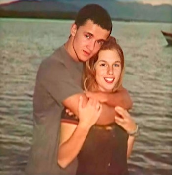 Cuando comenzó a salir con Suzane en el club de aeromodelismo la bautizaron "la gallina de los huevos de oro de la familia Cravinhos”. No mentían. Suzane le hacía a Daniel regalos caros financiados con el dinero de sus padres: DVD, televisores, ropa. Todo lo pagaba ella. También la droga que consumían (album familiar)