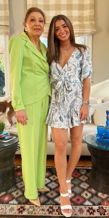 Farah Pahlaví con su abuela