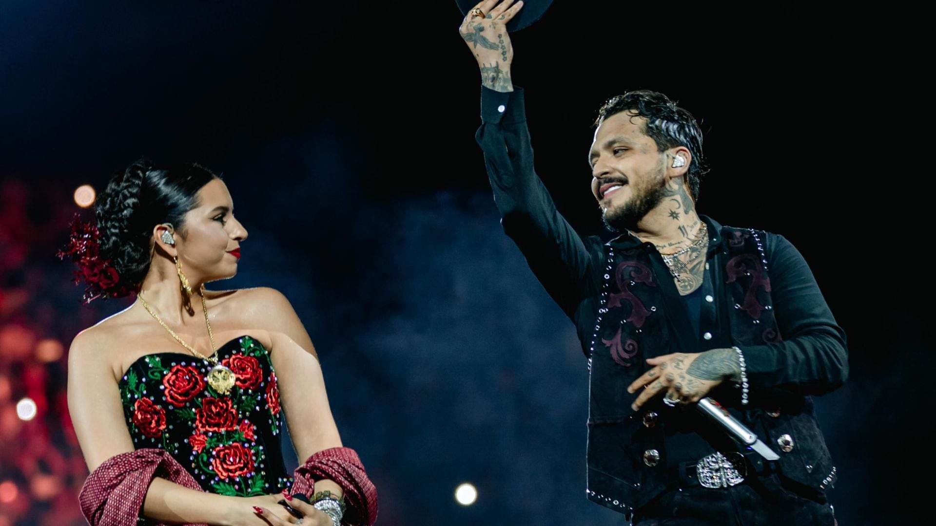 Usuarios en redes sociales aseguran que Nodal parecía molesto con Ángela. (Facebook Musicvibe)