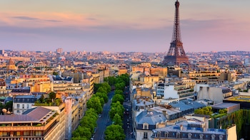 Los especuladores se marchan de París, donde vuelven los parisinos: qué hizo Anne Hidalgo y el salto del nuevo alcalde para una vivienda asequible