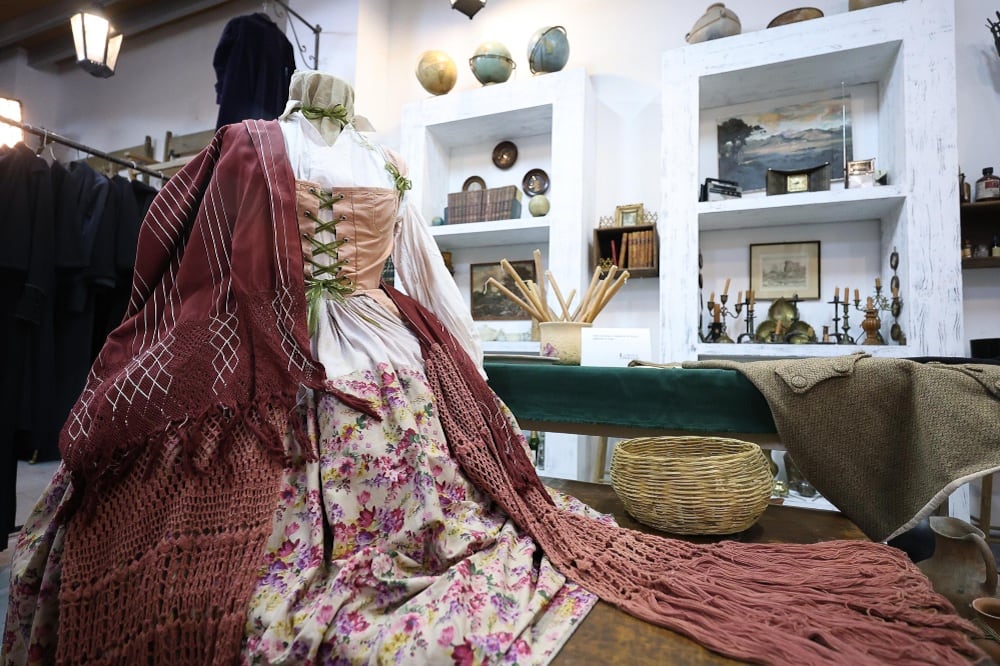 La exposición se encuentra entre los foros 1 y 2 de los Estudios Churubusco. La antigua bodega fue adaptada como una galería permanente. (Secretaría de Cultura)