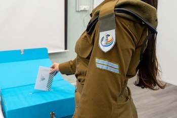 Un soldado de las FDI vota en las elecciones nacionales de Israel en una base del Centro de Suministros del Estado Mayor, el 27 de octubre de 2026 (Fuerzas de Defensa de Israel)