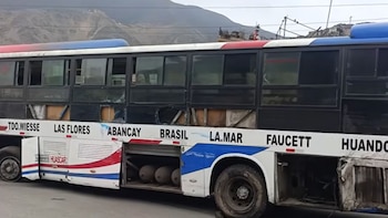 Vecinos de Pasamayito alertaron a las autoridades y una grúa retiró el bus del lugar tras el incidente - Créditos: Captura de pantalla de Latina.