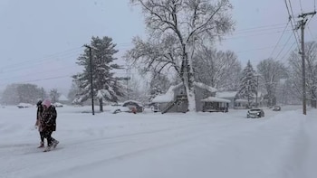 Peatones caminan con dificultad por