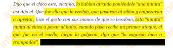 Fragmento de texto en español sobre un ataque a una víctima, con varias frases resaltadas en amarillo que describen cómo fue atraída y golpeada
