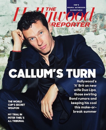 Primer plano de Callum Turner en la portada de una revista. Viste un traje oscuro, cabello negro y ojos azules, apoyando la mano izquierda en la cabeza
