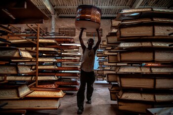 Un hombre trabaja en la