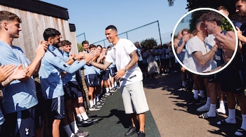 Los jugadores del Tottenham recibieron a Pedro Porro, campeón con la selección de España en el Mundial 2026. Allí estaba el argentino Marcos Senesi, quien lo saludó con respeto