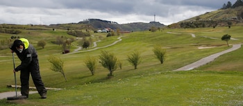 Un jardinero receba un tee