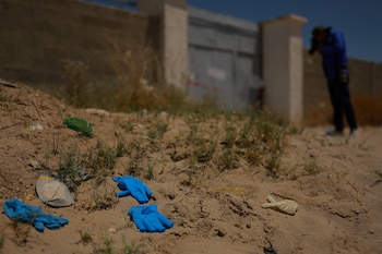 Guantes de plástico yacen afuera