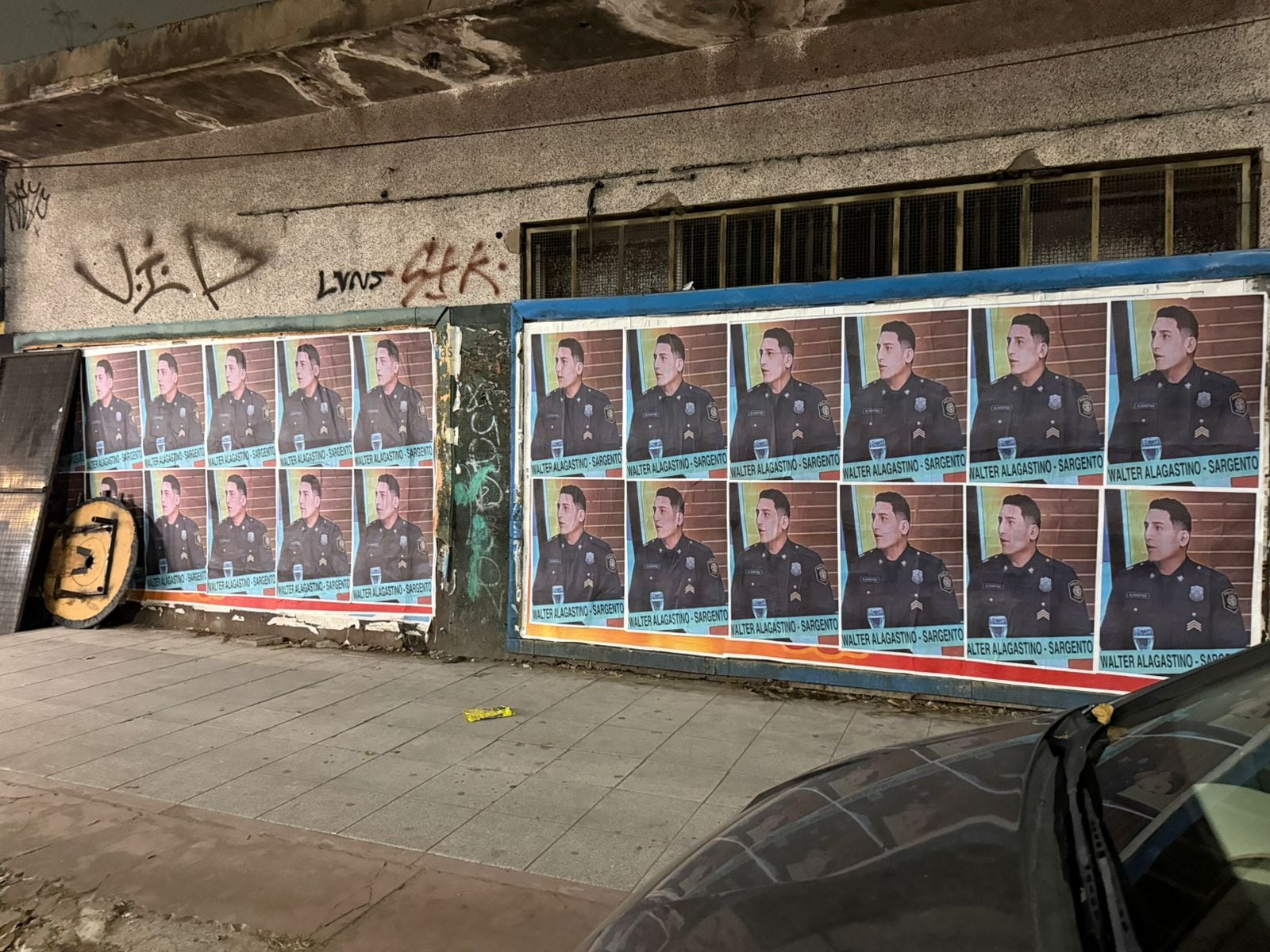 Los carteles que aparecieron en Avenida Mitre contra el denunciante de Paredes