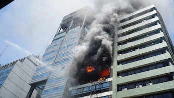 Un incendio se desató este mediodía en dos pisos de un edificio lindero a la sede de la Secretaría de Trabajo