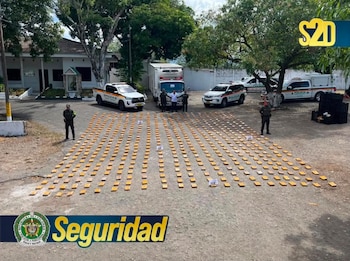 El cargamento incautado tenía un peso de 592,3 kilogramos de clorhidrato de cocaína, según las autoridades -crédito @DirectorPolicia/X