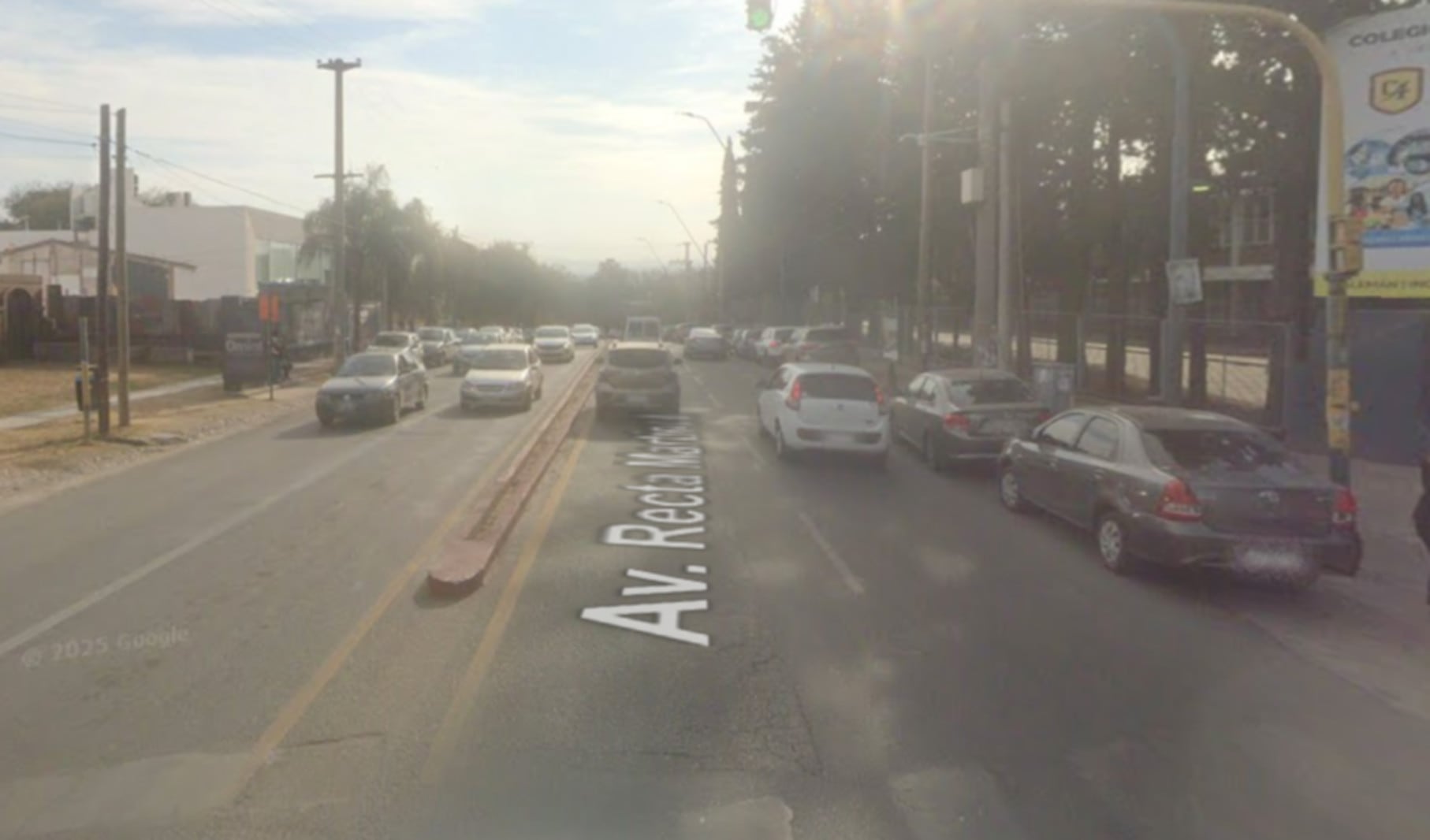 La cuadra donde el ladrón abordó a la madre con sus hijos para robarle el auto (Google Maps)