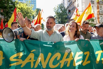 El líder de Vox, Santiago Abascal (c), ha marchado junto a otros dirigentes del partido como el eurodiputado Jorge Buxadé (d), tras una pancarta del partido en la que se podía leer 'Echar a Sánchez también es una prioridad nacional', en la marcha en Madrid organizada por Sociedad Civil Española. (Daniel González/EFE)
