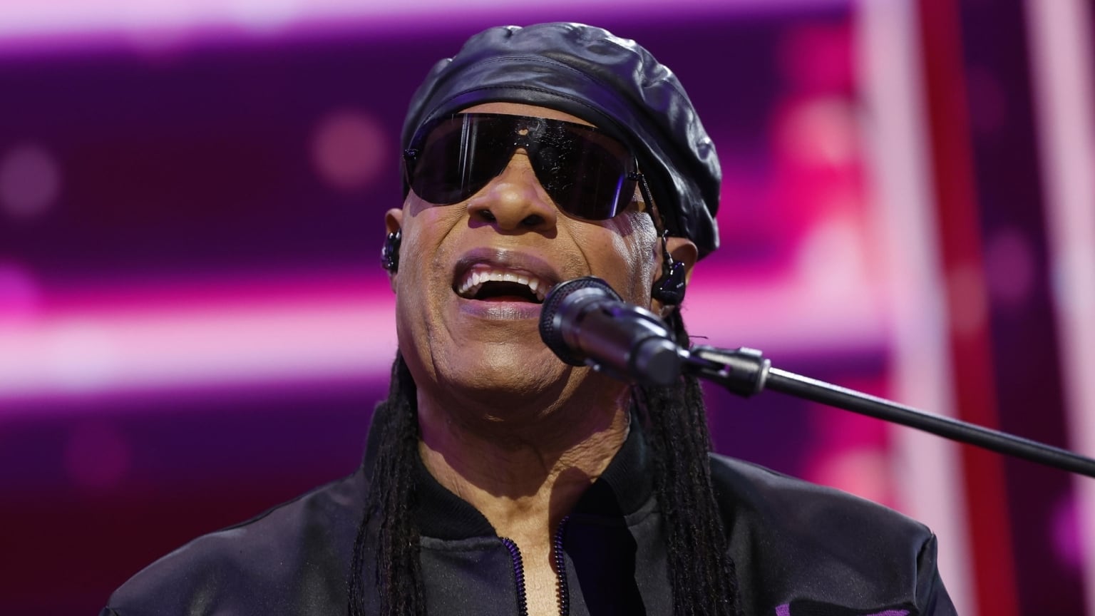 La validación y reconocimiento de figuras legendarias, como Stevie Wonder durante los Premios MOBO, refuerza la legitimidad del tributo de Jamiroquai
(EFE/EPA/Carolina Brehman)