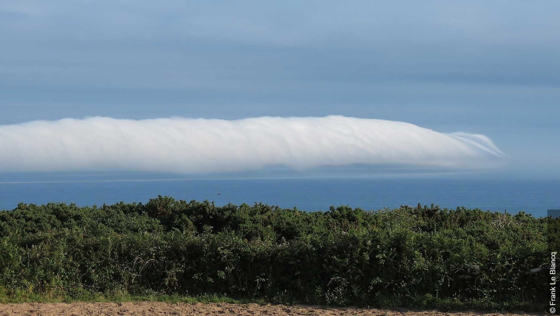 Ejemplo de nubes enrolladas (Stratocumulus volutus), en St Brelade, Jersey. (Frank Le Blancq/Organización Meteorológica Mundial)