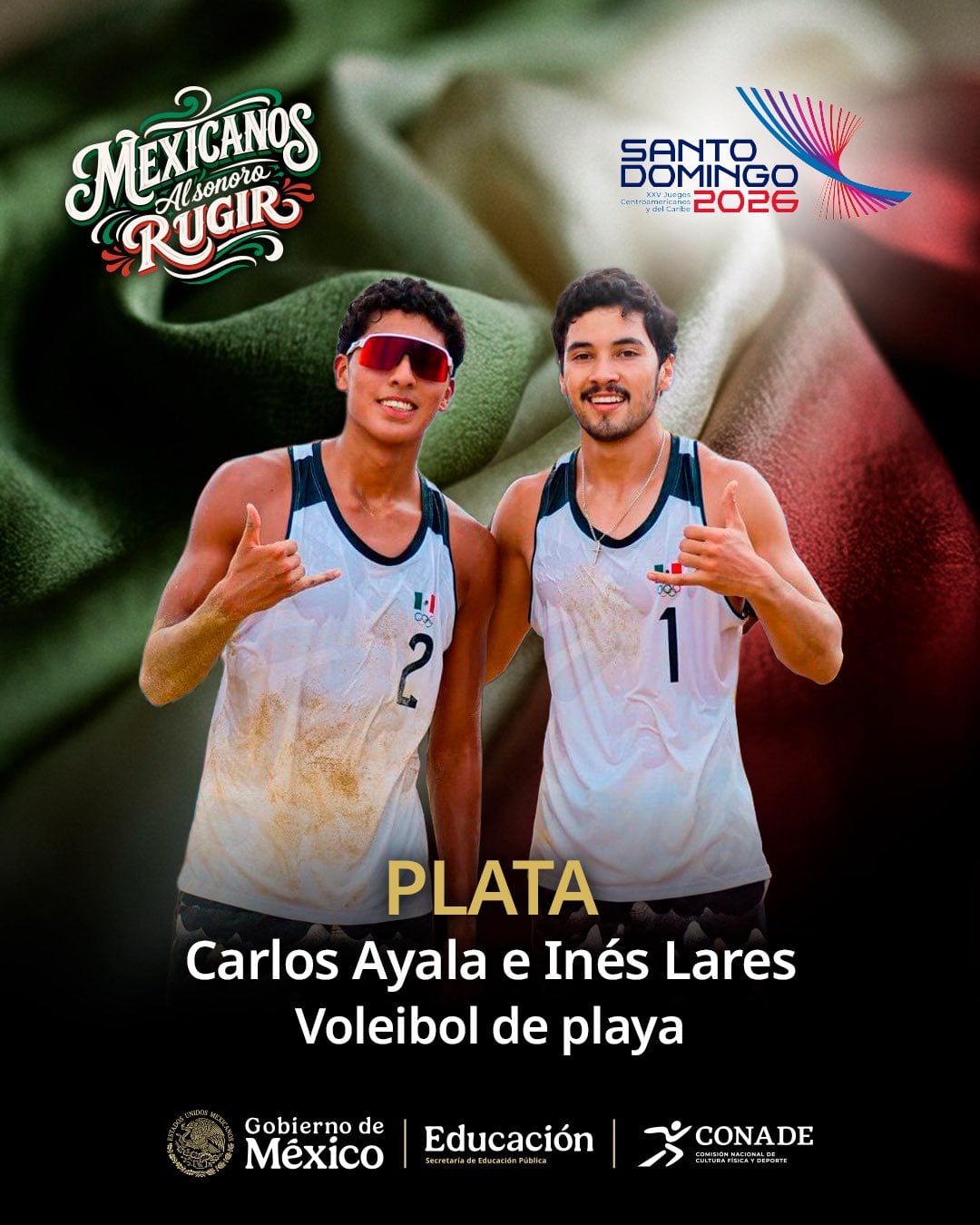 Carlos Ayala e Inés Lares, voleibolistas de playa de México, celebran su medalla de plata en los Juegos Centroamericanos y del Caribe Santo Domingo 2026. (X / CONADE )