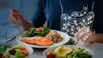 Cenar después de las diez, el hábito que puede alterar hormonas y aumentar la grasa corporal