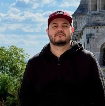Leonardo Múnera Martínez, biólogo quindiano de 40 años, murió ahogado en la playa El Diamante tras intentar auxiliar a una mujer de su grupo de viaje - crédito Redes sociales