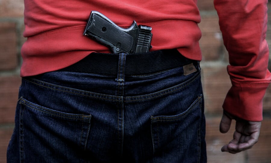 Los titulares de permisos vigentes de porte de armas ya no deberán pedir una autorización especial adicional para llevar el arma - crédito Colprensa