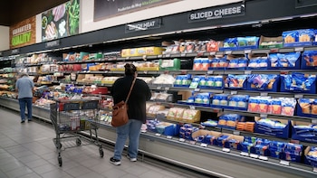 California lidera un cambio histórico: elimina el “vender antes del” de las etiquetas de alimentos