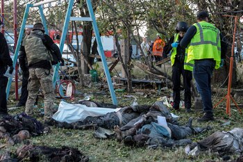 Agentes de policía inspeccionan una