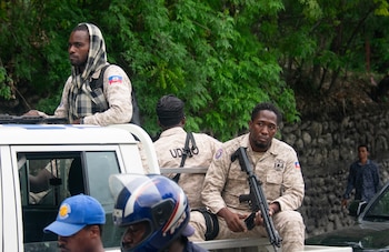 AME9041. PUERTO PRÍNCIPE (HAITÍ), 23/10/2026.- Integrantes de la Policía Nacional de Haití patrullan este viernes, tras la llegada de un contingente militar de El Salvador para ayudar en la búsqueda de cuatro soldados de ese país desaparecidos tras una emboscada, en Puerto Príncipe (Haití). EFE/ Jonet St Élois