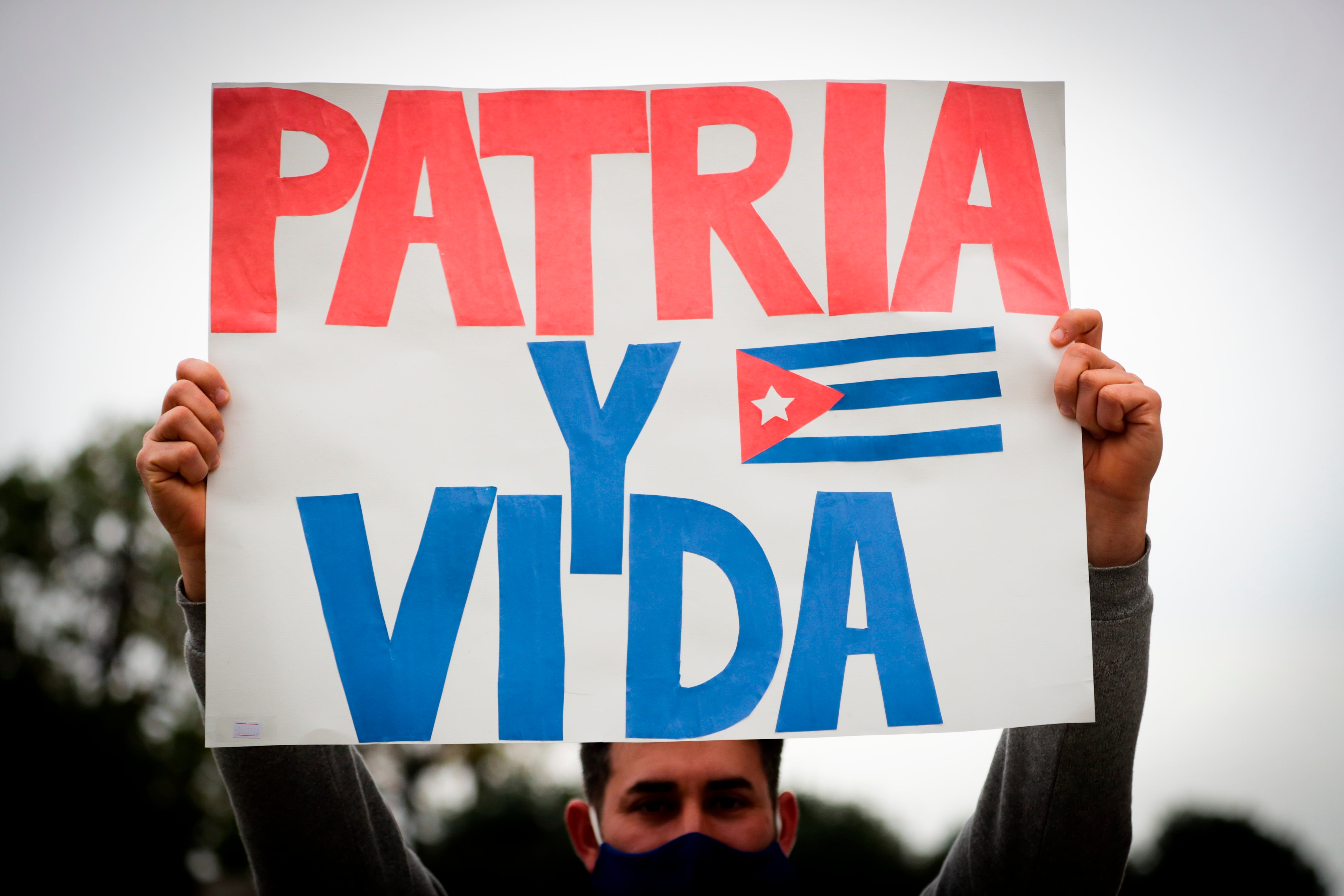Un hombre participa en una manifestación de cubanos opositores al Gobierno, en una fotografía de archivo. EFE/Raúl Martínez