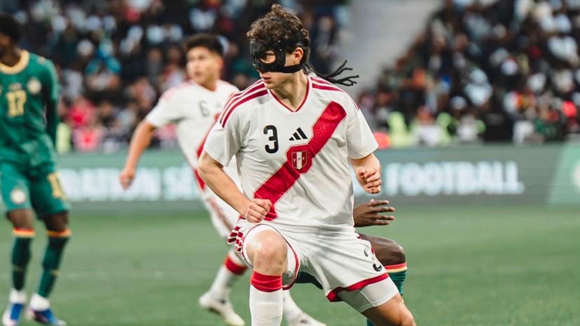 Fabio Gruber participando en un amistoso contra Senegal. - Crédito: AFP