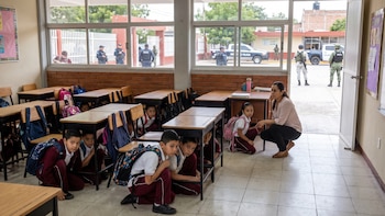 Cuando las balas forman parte de las clases en Sinaloa: niños practican cómo protegerse de un ataque armado