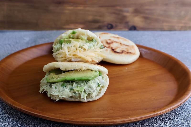 Arepa icónica de Venezuela, creada en Caracas en el siglo XX, rellena con pollo, aguacate y mayonesa. (Food to share)