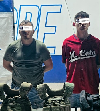 La SSPE aseguró 11 armas largas, 24 cargadores, 2 mil 920 cartuchos y una camioneta Ford Ranger Raptor con reporte de robo en Estados Unidos durante una intervención en Loma de Juárez. (Crédito: SSPE)