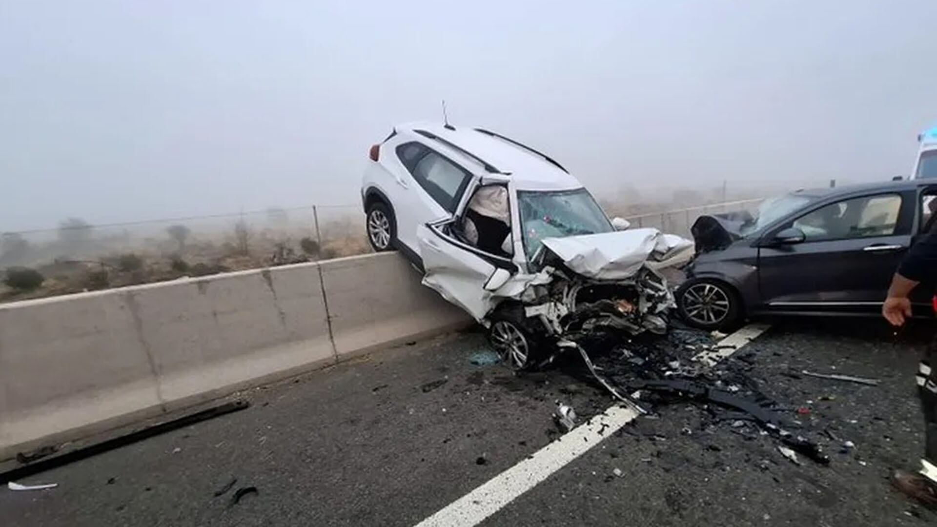 Así quedó uno de los coches tras la embestida