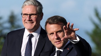 Macron entrega a Starmer la Legión de Honor a pocos días de abandonar el cargo de primer ministro