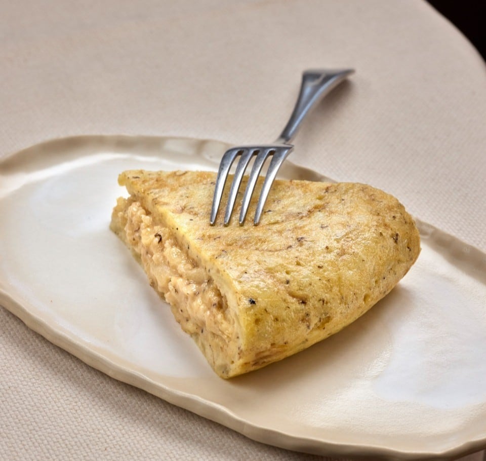 La receta de tortilla de papas sin cebolla de Dani García se basa en solo cuatro ingredientes: papas, huevos, aceite de oliva y sal, según el chef español - (Instagram / @tragabuches.danigarcia)