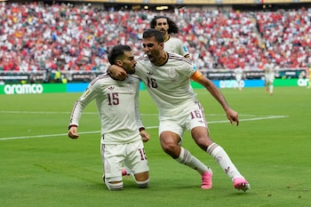 Alex Baena celebra un gol para España en el partido contra Uruguay (AP Foto/Natacha Pisarenko)