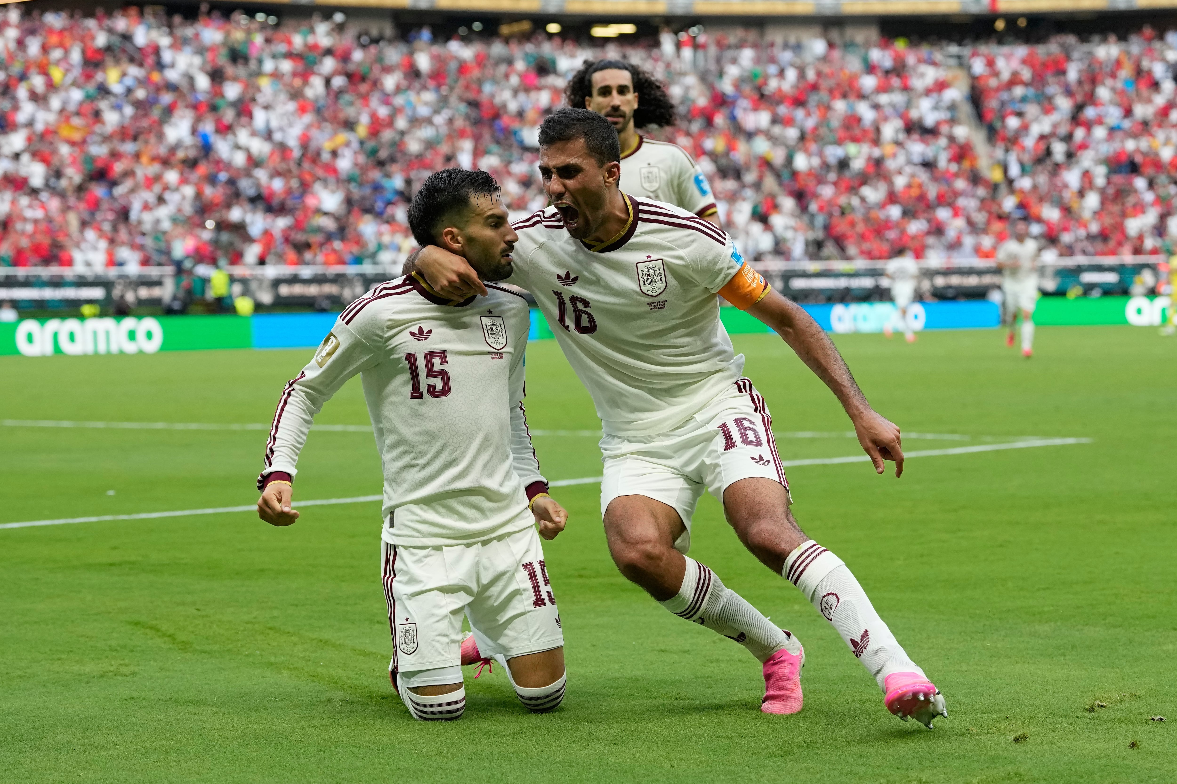Alex Baena celebra un gol para España en el partido contra Uruguay (AP Foto/Natacha Pisarenko)