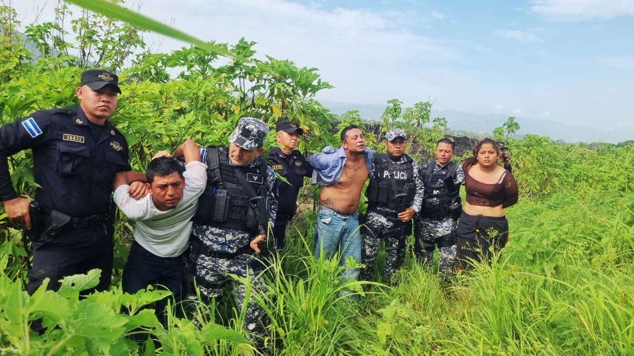 La PNC rescató a una adolescente de 15 años que fue secuestrada en El Matazano, San Juan Opico, en La Libertad Centro. (Foto cortesía PNC)