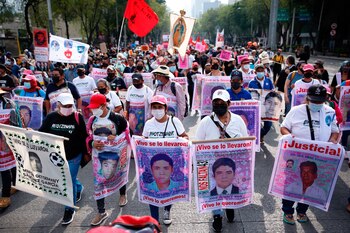 Fotografía de archivo de miles de personas protestando a siete años de la desaparición de los 43 de de Ayotzinapa, en Ciudad de México (México). EFE/Carlos Ramírez