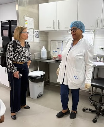 El área de laboratorio examinó los métodos de identificación bacteriana y las pruebas de sensibilidad a los antimicrobianos./ (OPS)
