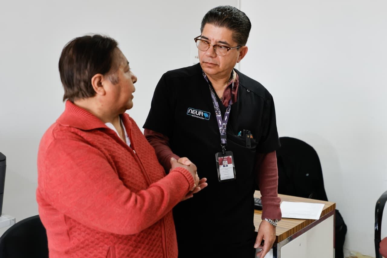 Honoria González Galicia, de 73 años, saluda al Dr. Cuauhtémoc Gil Ortiz Mejía tras su exitosa vertebroplastia en el Centro Médico Nacional 20 de Noviembre del ISSSTE, que le permitió volver a caminar en dos días. (ISSSTE)