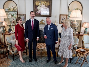 Los reyes de España posan junto al entonces príncipe Carlos y Camila de Cornualles durante su visita oficial a Reino Unido. (EFE)