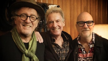 Hirst con Jim Moginie y